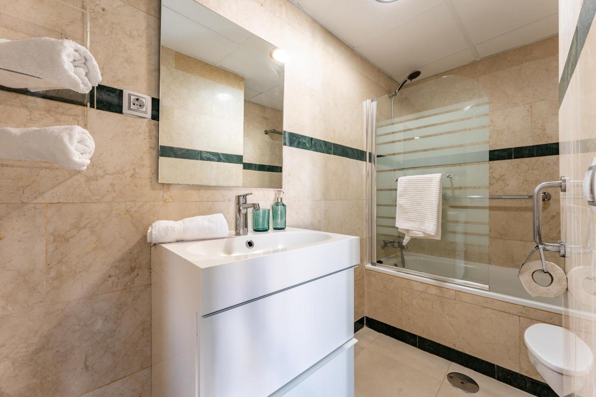 Unique Charming Apartment In The Heart Of Малага Экстерьер фото